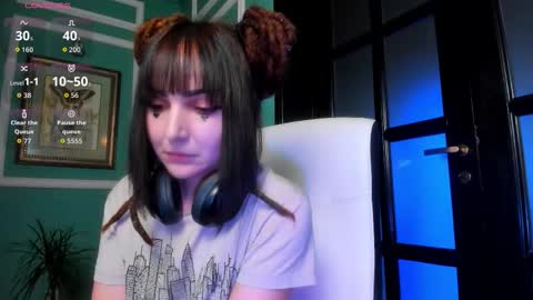 Moona  online show from November 2025 02:41:01 PM