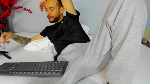 Snapshot of 2_fire chatting on November 2025 08:18:01 PM 2_fire online show from November 2025 08:18:01 PM