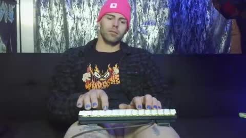 Snapshot of 8inspyder chatting on October 2025 12:47:01 AM EvelDicknievel1 online show from October 2025 12:47:01 AM