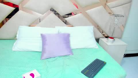 Abril  online show from December 2024 08:21:02 PM