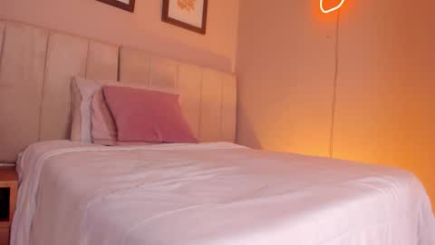 Snapshot of _alison_c chatting on October 2025 11:32:02 AM Hii I m Alison online show from October 2025 11:32:02 AM