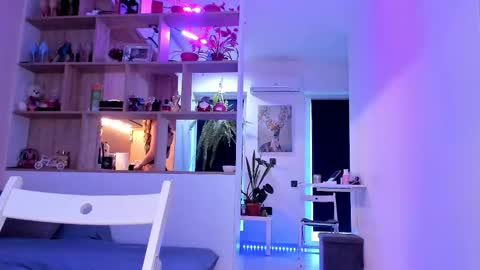 Mia online show from September 2025 02:22:01 PM