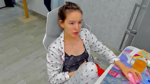 Arina online show from November 2025 11:43:01 AM