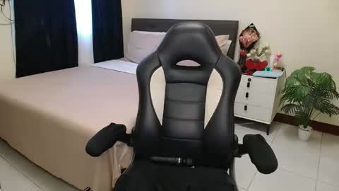 Snapshot of _ashley27 chatting on November 2025 01:05:01 AM Angie online show from November 2025 01:05:01 AM