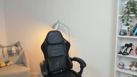 Snapshot of _bellaevans_ chatting on February 2025 12:03:02 PM Bella Evans online show from February 2025 12:03:02 PM