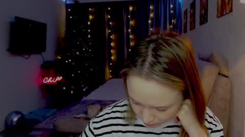 _lalune_ online show from December 2024 06:08:01 PM