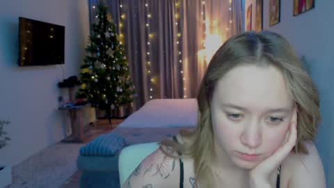 _lalune_ online show from December 2024 05:36:02 PM