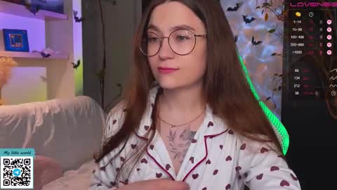 Snapshot of _nemalkovamia chatting on October 2025 12:09:01 PM Mia with a big heart online show from October 2025 12:09:01 PM