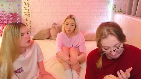 Merlizz Eva Jane Mila Nicole  left to right  online show from September 2025 02:22:02 PM