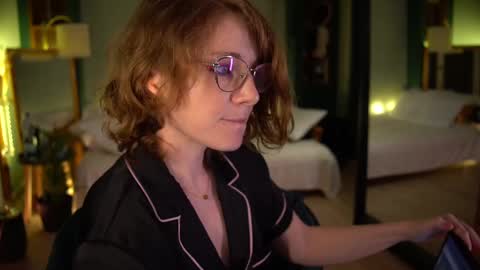 Snapshot of _the_sun_ chatting on February 2025 10:06:02 PM Evi online show from February 2025 10:06:02 PM