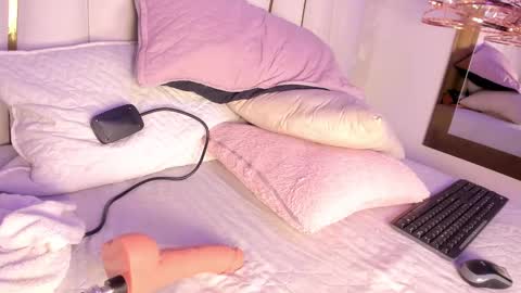 Snapshot of _tinyrousse_ chatting on March 2025 10:42:01 PM Rousse online show from March 2025 10:42:01 PM