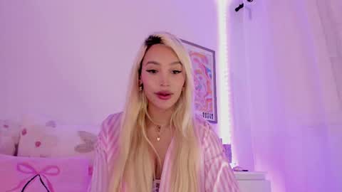 Snapshot of _viioletweekend_ chatting on February 2025 08:27:02 PM online show from February 2025 08:27:02 PM