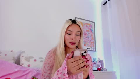 Snapshot of _viioletweekend_ chatting on March 2025 09:37:02 PM online show from March 2025 09:37:02 PM