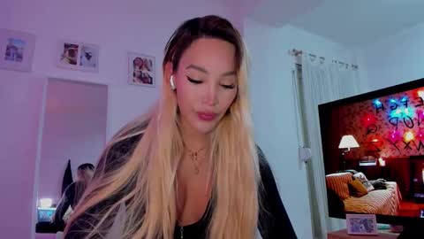 Snapshot of _viioletweekend_ chatting on December 2025 08:47:02 PM online show from December 2025 08:47:02 PM