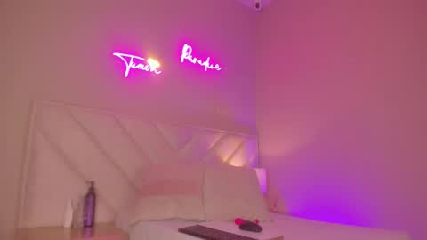 Snapshot of _wendy_x chatting on October 2025 11:33:02 AM _wendy_x online show from October 2025 11:33:02 AM