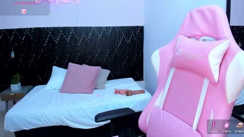 Snapshot of aabby_lee chatting on February 2025 09:37:02 PM Abby Lee online show from February 2025 09:37:02 PM