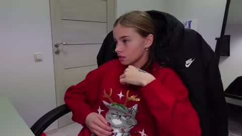 Snapshot of abby_laker chatting on December 2024 02:28:02 PM ABBY LAKER online show from December 2024 02:28:02 PM