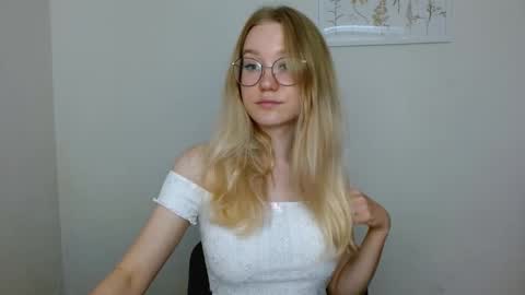 Abby Lovense is active online show from September 2025 09:31:01 AM