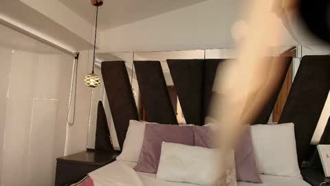 Snapshot of abril_lee__ chatting on October 2025 09:37:01 PM Abril online show from October 2025 09:37:01 PM