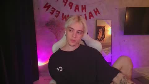 Snapshot of abslut chatting on November 2025 02:17:01 PM Nick online show from November 2025 02:17:01 PM