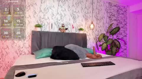 Snapshot of aihnoa_split chatting on October 2025 12:46:02 PM AIHNOA online show from October 2025 12:46:02 PM