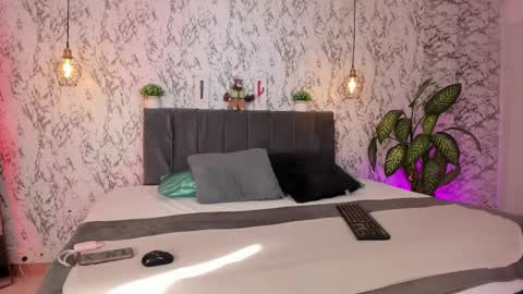 Snapshot of aihnoa_split chatting on October 2025 01:00:02 PM AIHNOA online show from October 2025 01:00:02 PM