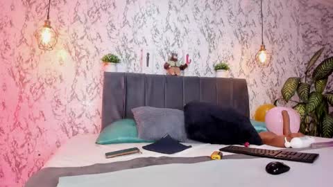 Snapshot of aihnoa_split chatting on October 2025 07:52:01 PM AIHNOA online show from October 2025 07:52:01 PM