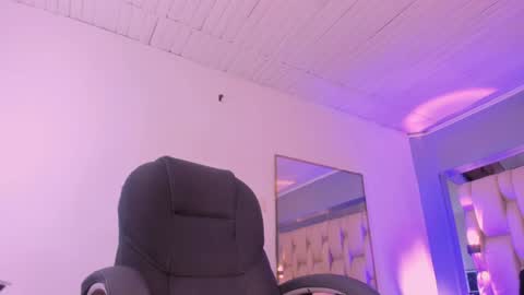 Snapshot of aishakassandra chatting on January 2025 01:45:02 PM KASSANDRA online show from January 2025 01:45:02 PM