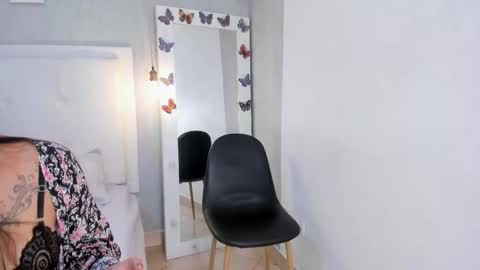 aishawild online show from September 2025 01:33:01 PM