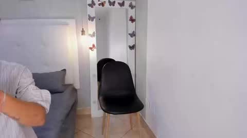 aishawild online show from September 2025 01:23:02 PM