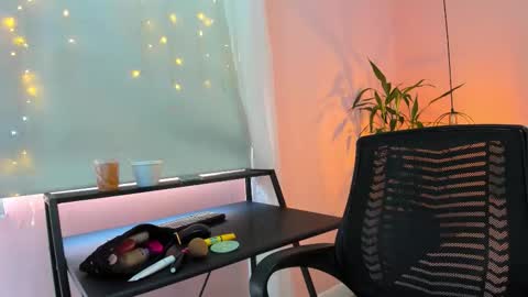 Alana online show from October 2025 08:39:02 PM