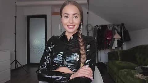 Alecssalove online show from November 2025 01:33:02 PM