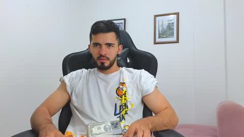 alejandroo_7 online show from February 2025 02:06:02 AM