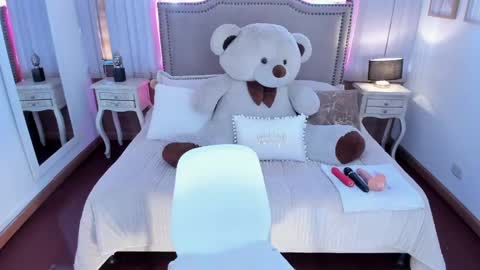 Alessia cruz online show from February 2025 01:51:02 PM