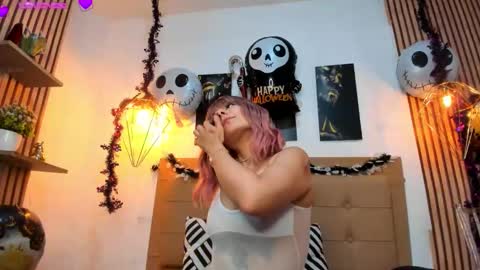 Aleszia online show from October 2025 07:25:02 PM