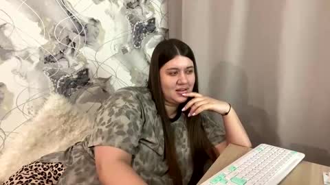 Snapshot of aletta_oushen chatting on February 2025 01:59:02 PM Aletta Oushen online show from February 2025 01:59:02 PM