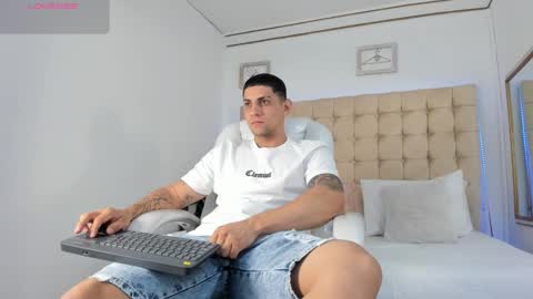 Snapshot of alex_cute77 chatting on October 2025 11:50:02 AM alex online show from October 2025 11:50:02 AM