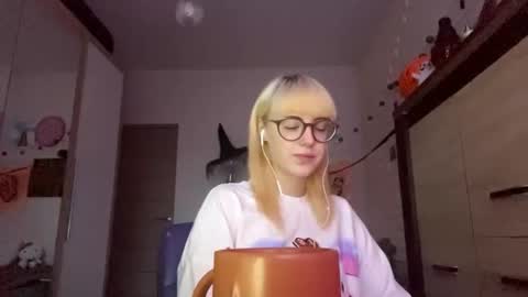 Lia online show from November 2025 02:06:02 PM