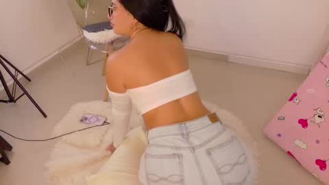 Snapshot of alia_peach_ chatting on December 2025 04:31:02 AM Alia online show from December 2025 04:31:02 AM