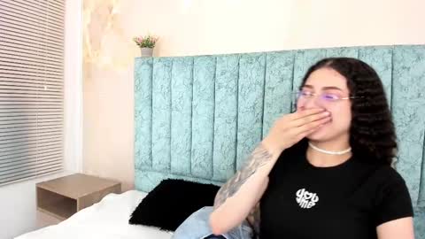 Snapshot of alice_martinez_ chatting on February 2025 10:04:01 AM alice and amber online show from February 2025 10:04:01 AM