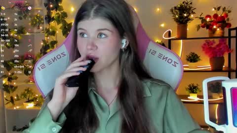 Snapshot of alice_tails chatting on September 2025 09:14:01 PM Alice online show from September 2025 09:14:01 PM