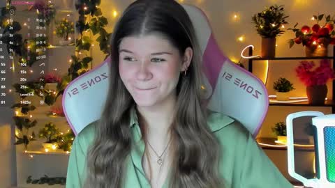 Snapshot of alice_tails chatting on September 2025 09:25:01 PM Alice online show from September 2025 09:25:01 PM