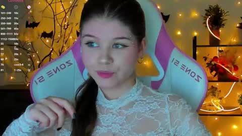 Snapshot of alice_tails chatting on November 2025 09:06:02 PM Alice online show from November 2025 09:06:02 PM