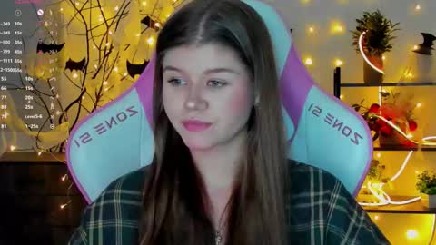 Snapshot of alice_tails chatting on November 2025 07:04:01 PM Alice online show from November 2025 07:04:01 PM