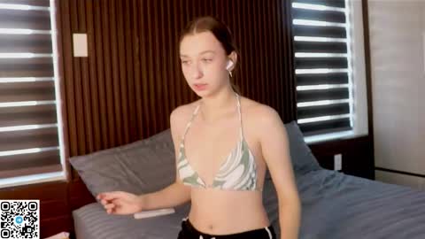 Snapshot of alisaa_01 chatting on November 2025 04:22:01 AM Alice Fansly Alisa01 online show from November 2025 04:22:01 AM