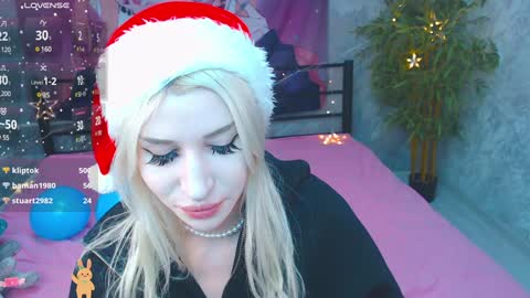 Snapshot of alison_moonlight chatting on December 2024 04:22:02 AM Alison online show from December 2024 04:22:02 AM