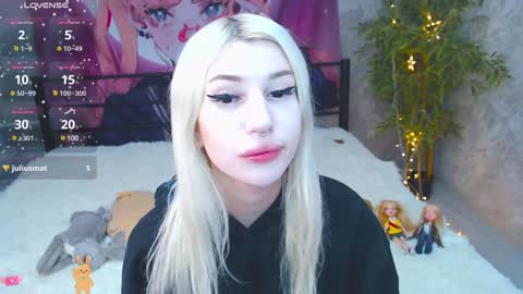 Snapshot of alison_moonlight chatting on December 2024 03:44:01 AM Alison online show from December 2024 03:44:01 AM