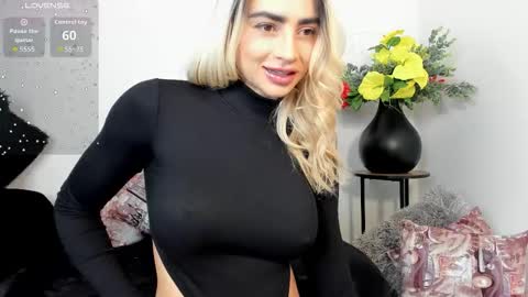 Alisson Domit  online show from October 2025 02:58:02 PM