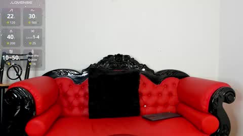 Alisson Domit  online show from November 2025 02:50:01 PM