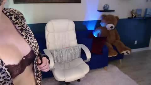 Snapshot of allison_hill19 chatting on September 2025 02:22:02 PM Alli online show from September 2025 02:22:02 PM